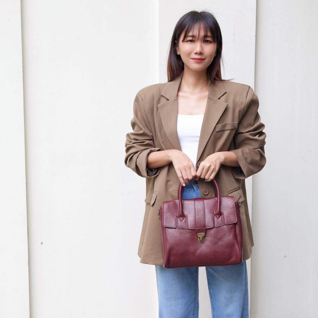 กระเป๋าหนังผู้หญิง/กระเป๋าหนังสะพายข้างผู้หญิง สีแดงเข้ม รุ่น B-RED-7282