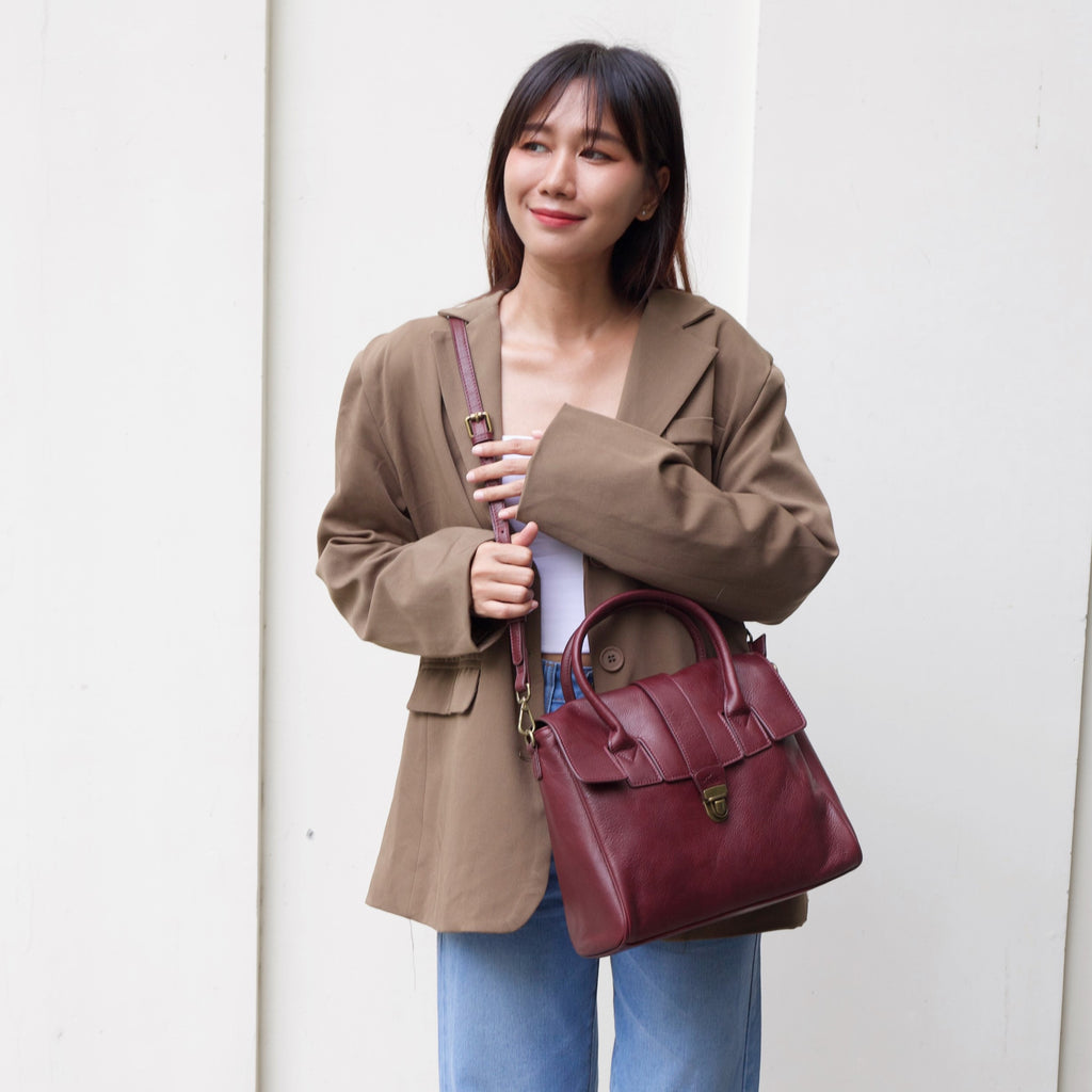 กระเป๋าหนังผู้หญิง/กระเป๋าหนังสะพายข้างผู้หญิง สีแดงเข้ม รุ่น B-RED-7282