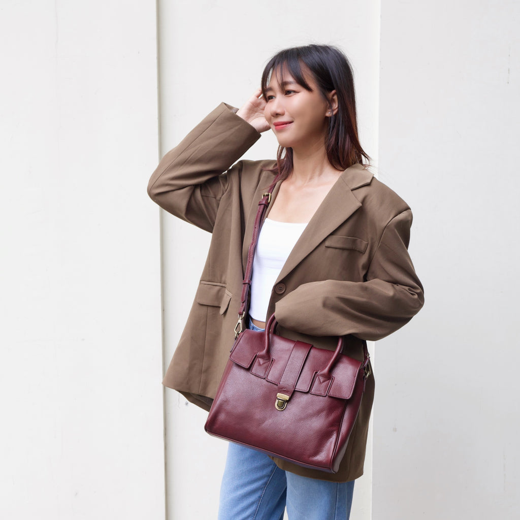 กระเป๋าหนังผู้หญิง/กระเป๋าหนังสะพายข้างผู้หญิง สีแดงเข้ม รุ่น B-RED-7282