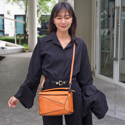 กระเป๋าหนังผู้หญิง/กระเป๋าหนังสะพายข้าง สีน้ำตาล รุ่น B-LBR-8011