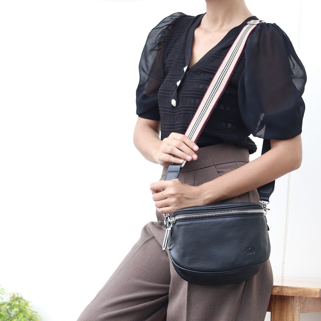 กระเป๋าหนังผู้หญิง /กระเป๋าหนังสะพายข้าง/กระเป๋าคาดอกผู้หญิง สีดำ B-BK-7266 (Lyra)