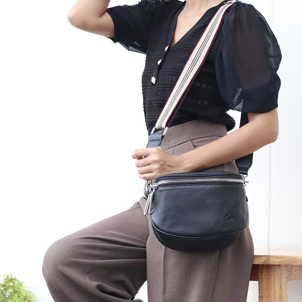 กระเป๋าหนังผู้หญิง /กระเป๋าหนังสะพายข้าง/กระเป๋าคาดอกผู้หญิง สีดำ B-BK-7266 (Lyra)