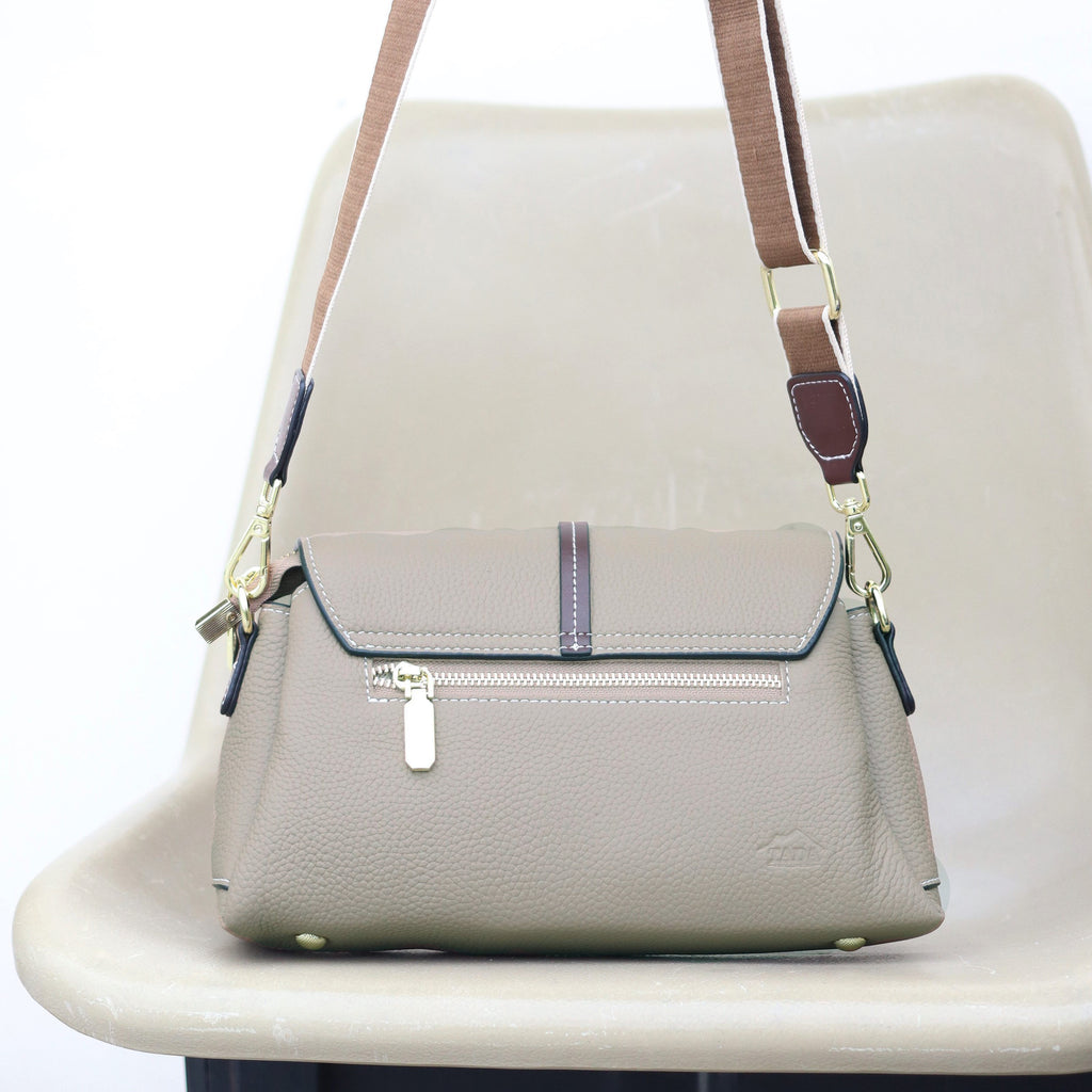 กระเป๋าหนังผู้หญิง /กระเป๋าหนังสะพายข้างผู้หญิง สีเบจ B-BEI-8845 (Iris)