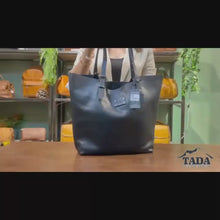 โหลดและเล่นวิดีโอในเครื่องมือดูของแกลเลอรี กระเป๋าหนังสะพายข้างผู้หญิง/กระเป๋าหนังแท้ผู้หญิง รุ่น Teresa (ดำ) สุดชิค
