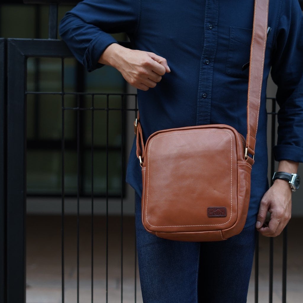 กระเป๋าหนังสะพายข้างผู้ชาย