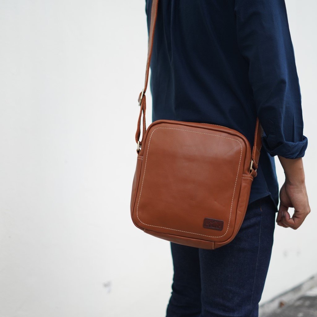 กระเป๋าหนังสะพายข้างผู้ชาย