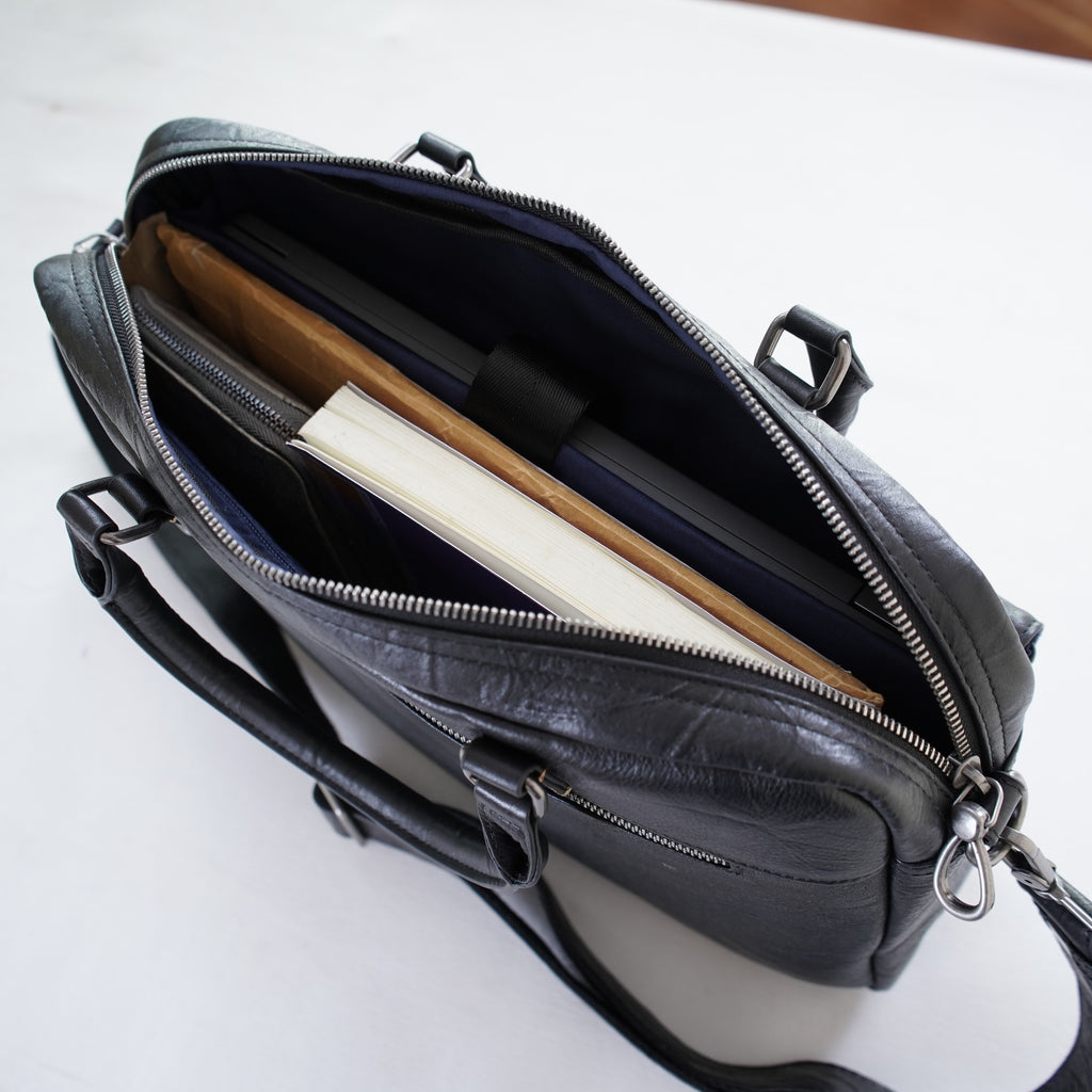 กระเป๋าหนังผู้ชาย/กระเป๋าหนังสะพายข้างผู้ชาย สีดำ รุ่น B-BK-8905