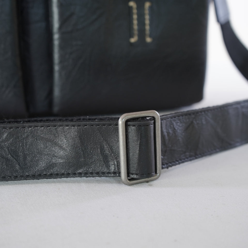 กระเป๋าหนังผู้ชาย/กระเป๋าหนังสะพายข้างผู้ชาย สีดำ รุ่น B-BK-8905