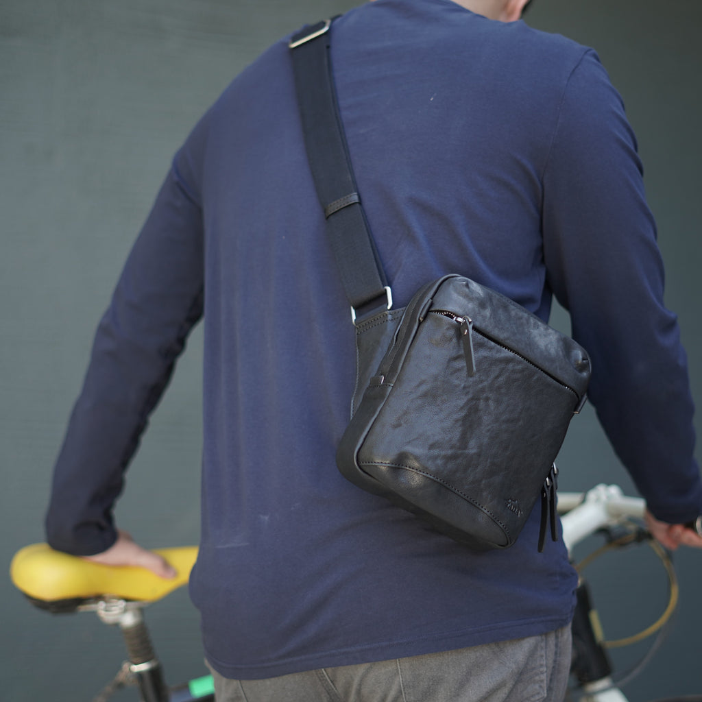 กระเป๋าหนังผู้ชาย /กระเป๋าหนังคาดอกผู้ชาย สีดำ รุ่น B-BK-788