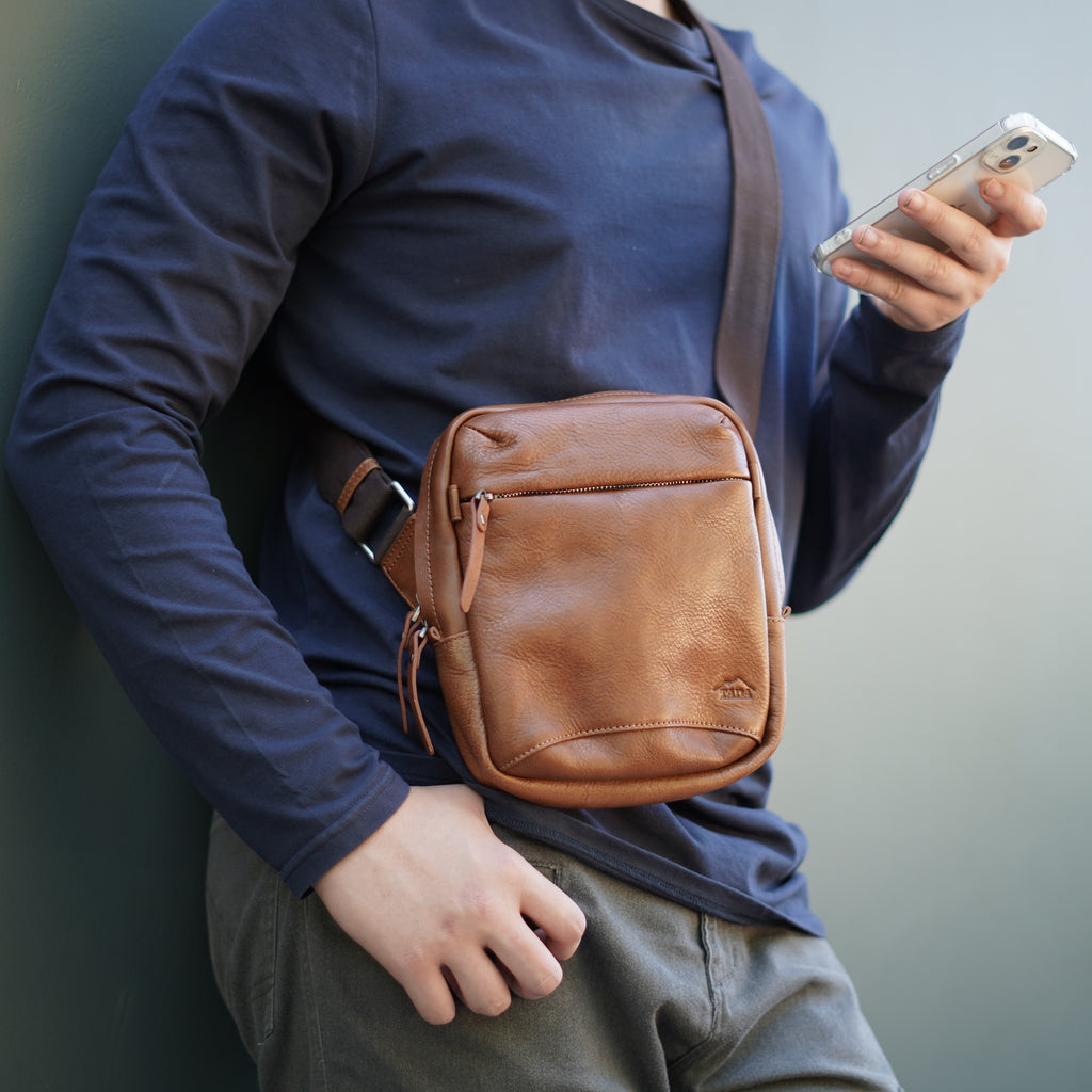 กระเป๋าหนังผู้ชาย /กระเป๋าหนังคาดอกผู้ชายสีน้ำตาลรุ่น B-CBR-788