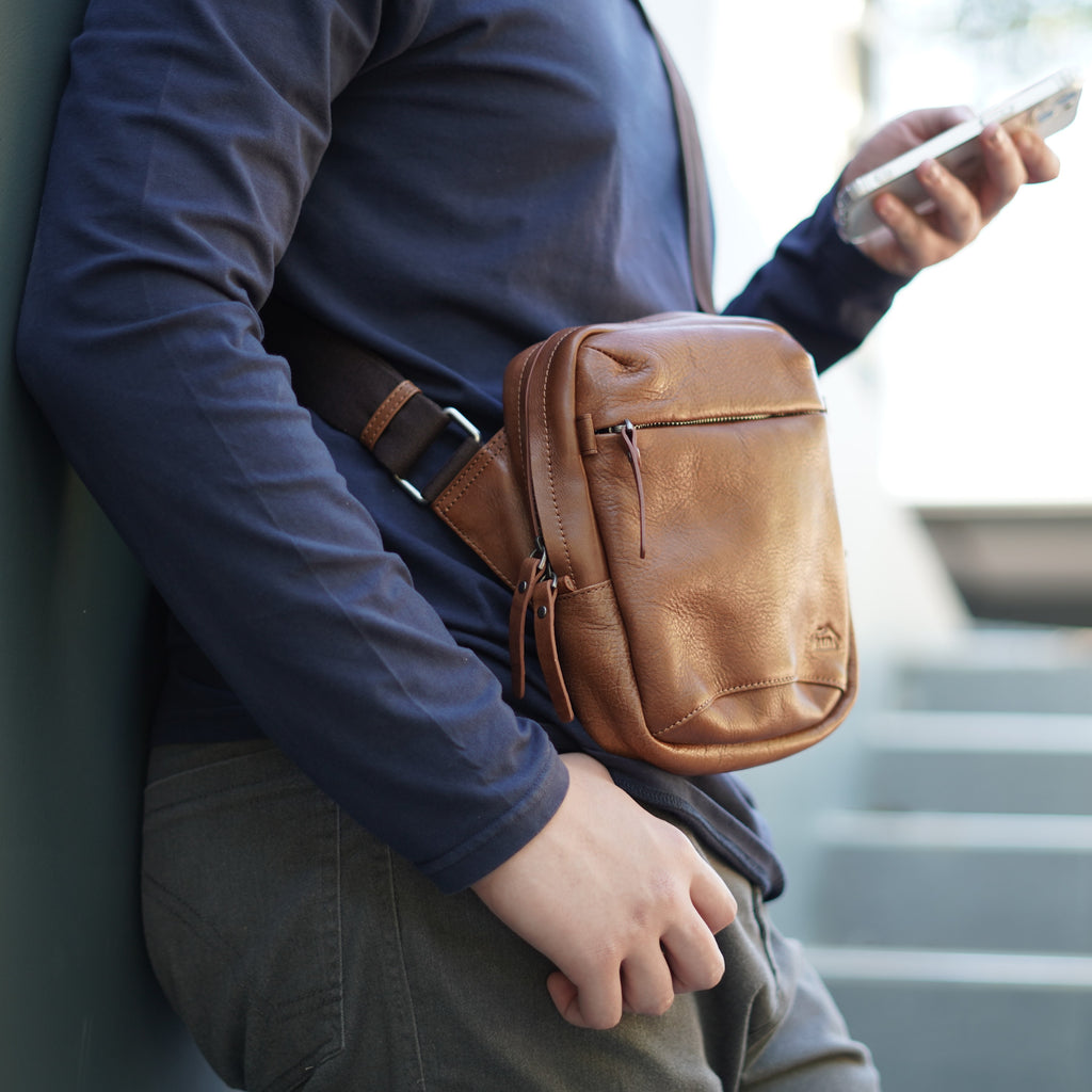 กระเป๋าหนังผู้ชาย /กระเป๋าหนังคาดอกผู้ชายสีน้ำตาลรุ่น B-CBR-788