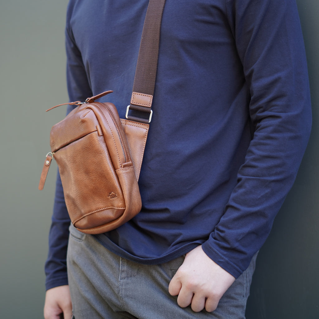 กระเป๋าหนังผู้ชาย /กระเป๋าหนังคาดอกผู้ชายสีน้ำตาลรุ่น B-CBR-788