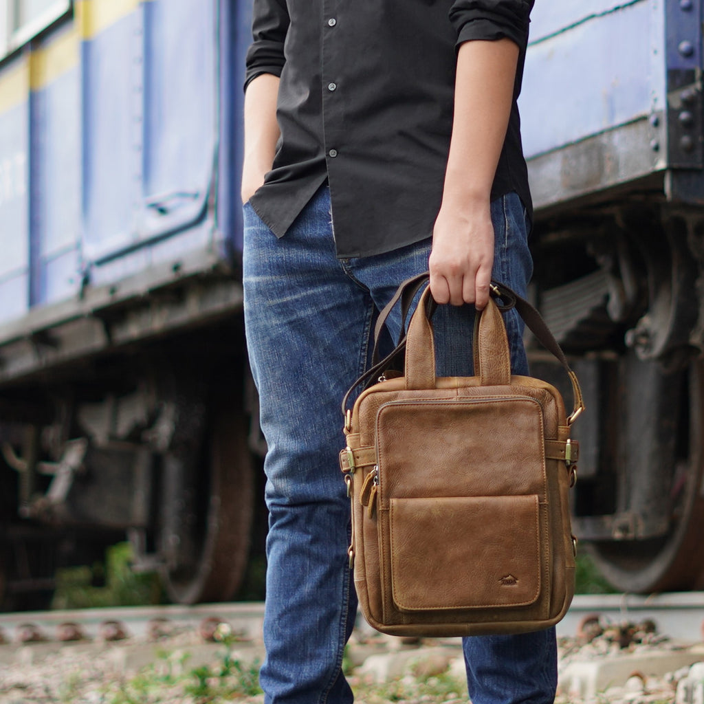 กระเป๋าหนังผู้ชาย/กระเป๋าหนังสะพายข้างผู้ชาย สีนํ้าตาล รุ่น B-LBR-1115