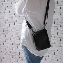 โหลดรูปภาพลงในเครื่องมือใช้ดูของ Gallery กระเป๋าหนังสะพายข้างผู้หญิง / กระเป๋าหนังแท้ผู้หญิง สีดำ รุ่น B-BK-1229
