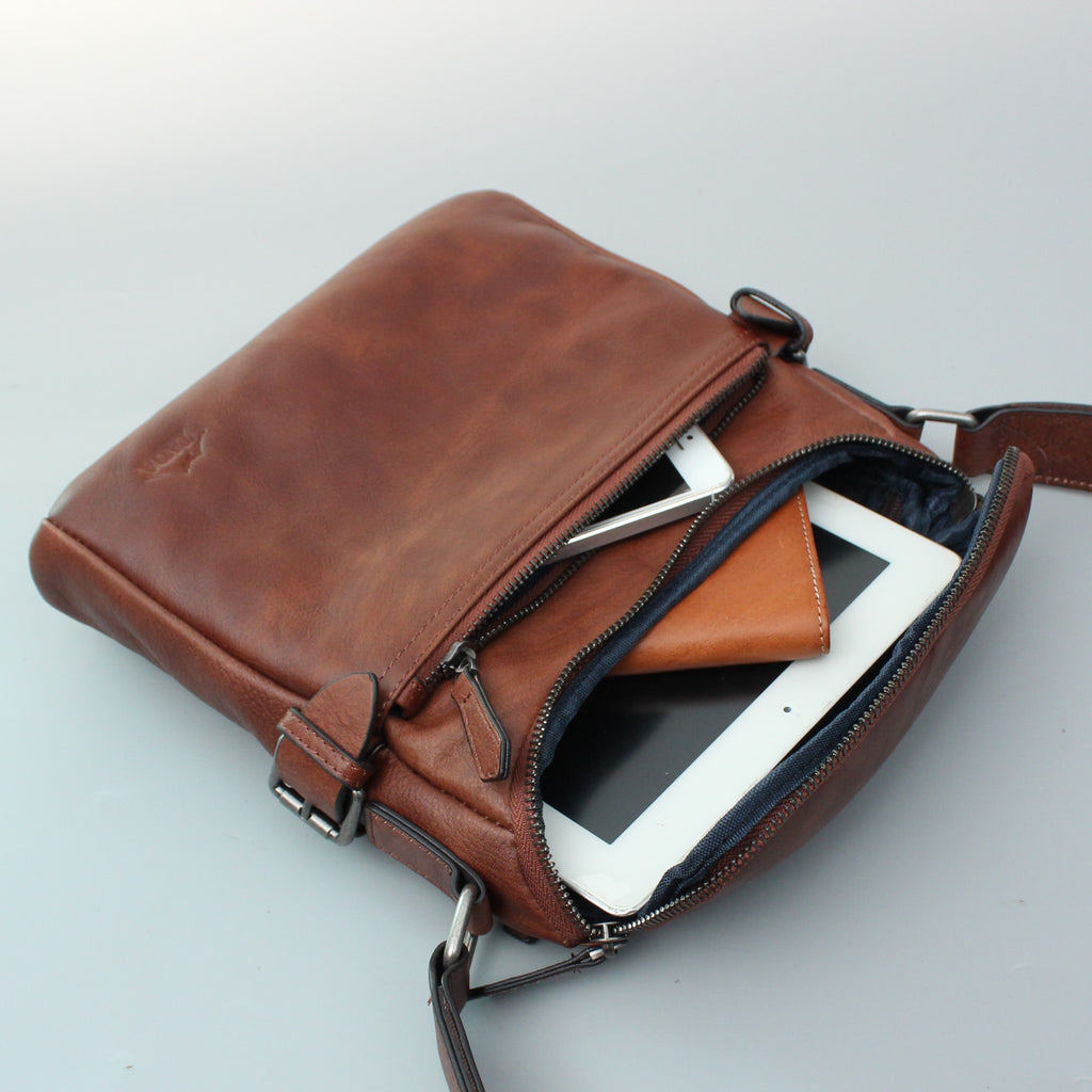 กระเป๋าหนังผู้ชาย/กระเป๋าหนังสะพายข้างผู้ชาย สีน้ำตาล รุ่น B-CBR-8859