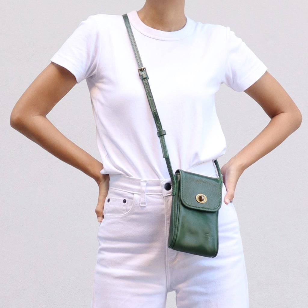 กระเป๋าหนังผู้หญิง /กระเป๋าหนังสะพายข้างผู้หญิง สีเขียวรุ่น B-GRE-3056