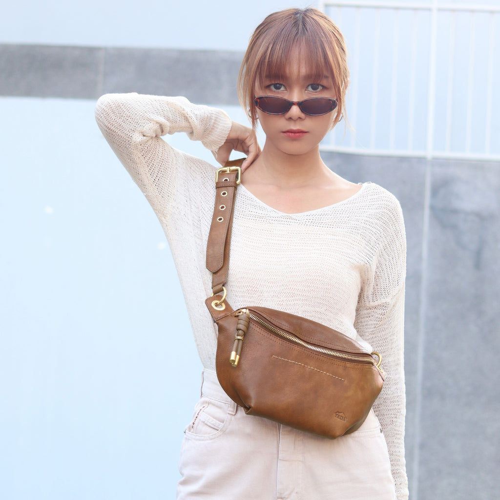 กระเป๋าหนังผู้หญิง /กระเป๋าหนังคาดอกผู้หญิง สีน้ำตาลรุ่น B-CBR-6094