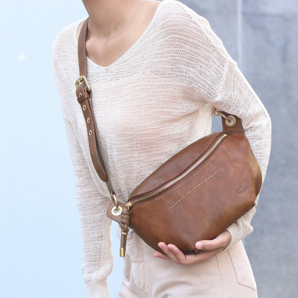 กระเป๋าหนังผู้หญิง /กระเป๋าหนังคาดอกผู้หญิง สีน้ำตาลรุ่น B-CBR-6094