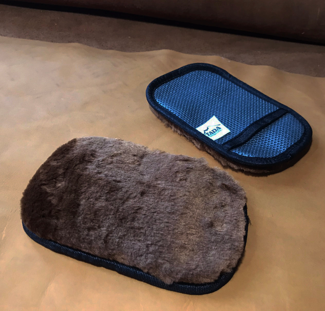 ถุงมือขนแกะ (wool glove)