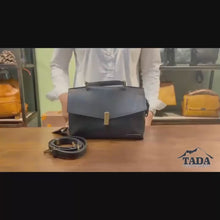 โหลดและเล่นวิดีโอในเครื่องมือดูของแกลเลอรี กระเป๋าหนังสะพายข้างผู้หญิง/กระเป๋าหนังแท้ผู้หญิง สีดำ รุ่น B-BK-1294
